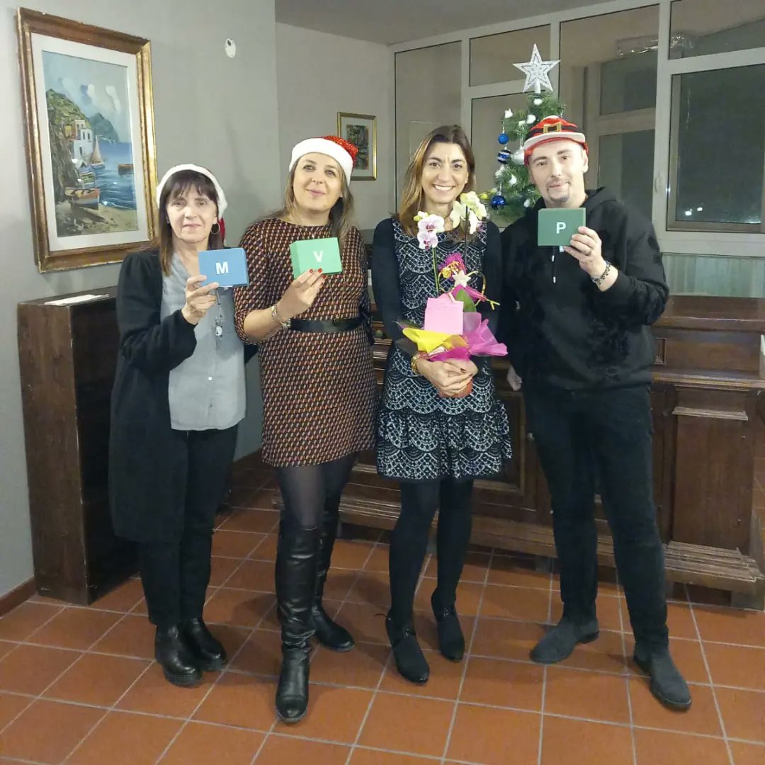 DD_3Circ_Gubbio's tweet photo. Alunni, alunne e famiglie della III B di San Martino hanno salutato il team docenti e il Dirigente Scolastico con una festa, tra balli e regali, augurando buone feste.
#scuolaprimaria #plessosanmartino #DD3C https://t.co/wPKd0xNcuK