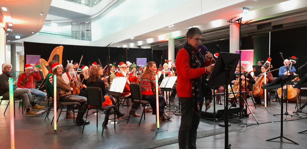 JEMsoc's tweet photo. Tonight at #NumberOneRiverside @BBCPhilharmonic recorded  @BBCRadioManc #Christmas Concert; presenters @anna_jameson_ &amp; @jetsetchick; conducted by @KarenNiBhroin; performers: @RochdaleMusic Musical Theatre Choir, @jskychat, @prima_uk celebrating #community #MakeADifference 🎶 https://t.co/fLbTNhDKVV
