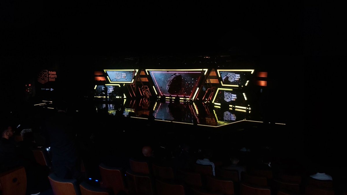 Palco do <a href="/premioesportsbr/">Prêmio eSports Brasil</a> 2022 tá prontinho. Daqui a pouco começa 

Ao vivo aqui youtu.be/hyraVZ7mAL8