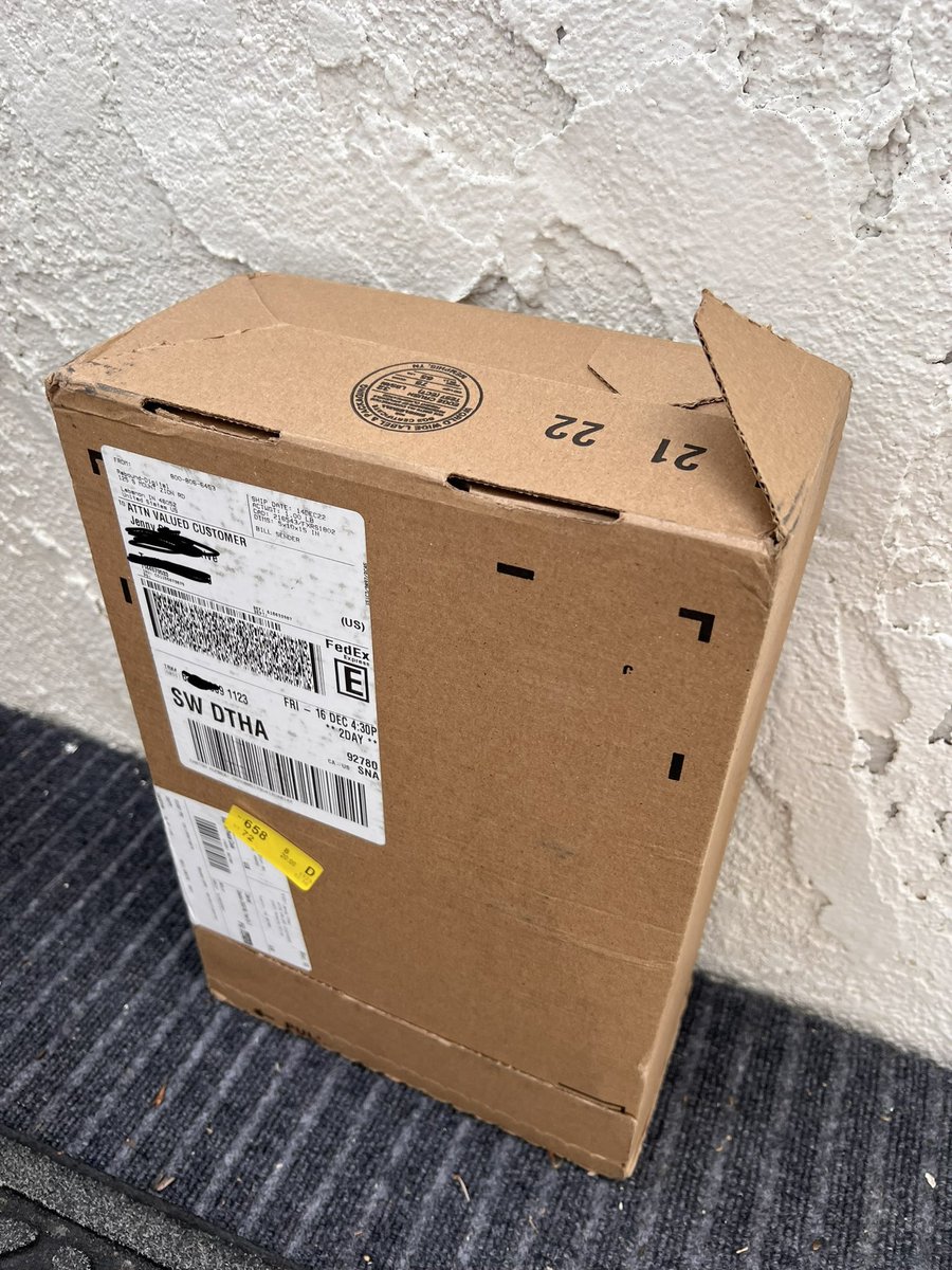 whiskeysoles's tweet photo. @FedEx @FedExHelp @FedExForum @FedExPolicy not one bit surprised yet again @Nike @nikestore used their stupid recycle boxes and FedEx driver for the 5th time has opened the box in hopes to steal some heat. These drivers are shady af! And FedEx is doing nothing for it’s customers! https://t.co/YbToj3GVWn
