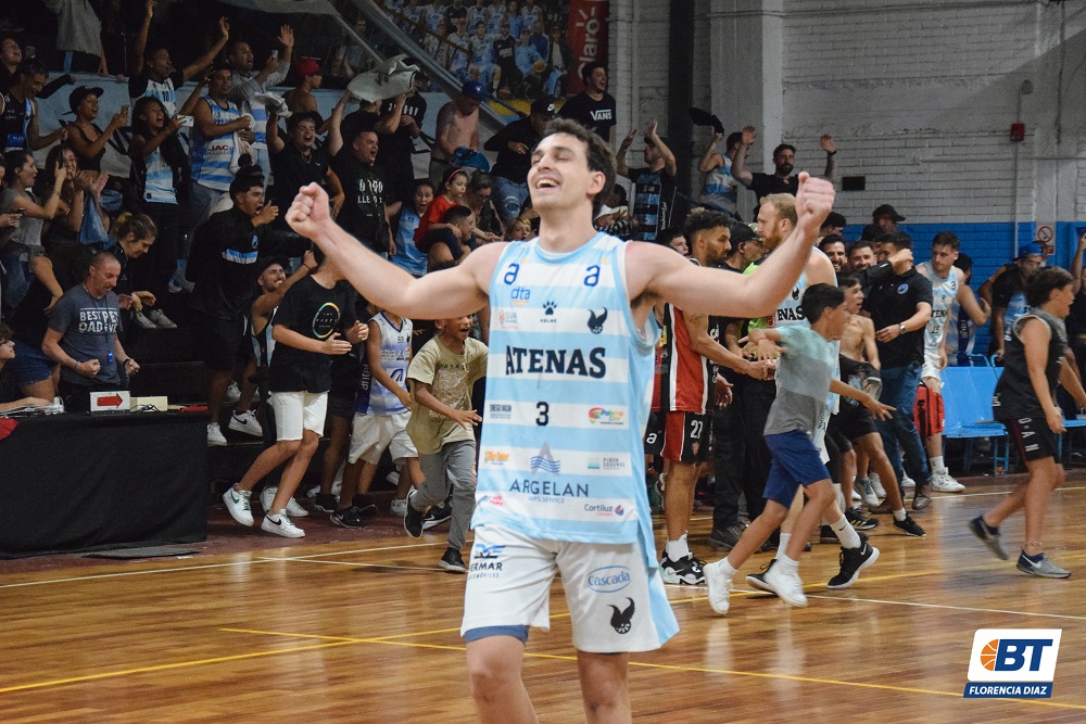 BasquetTotal's tweet photo. #DTAxBT | ALAS DE ASCENSO

Atenas derrotó trabajosamente a Capurro por 97-93 y obtuvo el ascenso tras imponerse 2-0 en la serie. Las alas negras vuelven al Metro.

📝 Nacho Díaz 
📸 @flodiazcibils 
 
👉 https://t.co/AoZddBsFjU https://t.co/Z4R5mEdUda