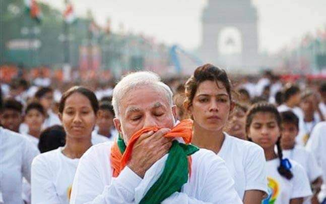 ysathishreddy's tweet photo. Bhakts don’t have problem with the first pic but are only concerned about later one 👇 

#Pathaan https://t.co/wpvJEvxekP
