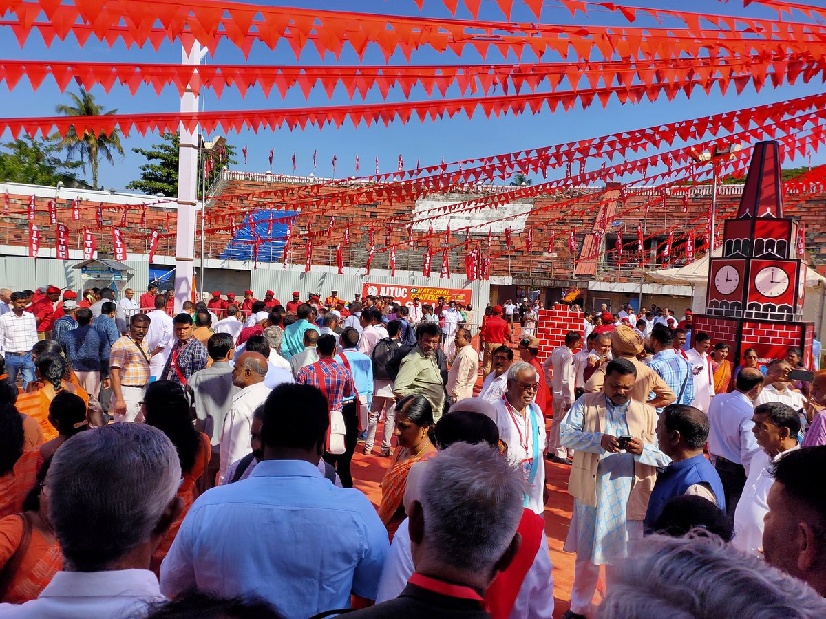 KeshavKumarVyas's tweet photo. #AITUC42Conference
#एटक42वां_अधिवेशन
#Alleppy #Kerala
इंक़लाब जिंदाबाद
@AmarjeetAITUC
@LabourMinistry https://t.co/JTe4cenrEP