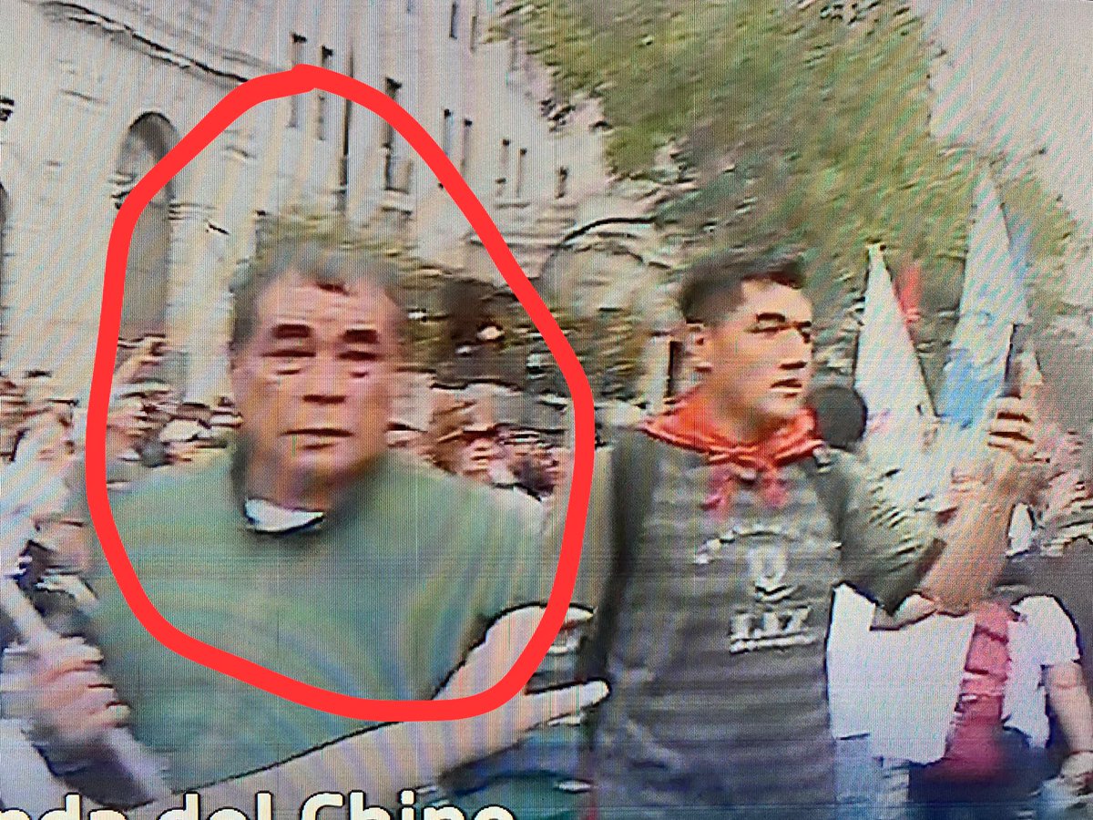 nosomoslibres's tweet photo. @rosangellabr Mira, se te perdió algo en la marcha por la paz https://t.co/yOZqnL2e9U