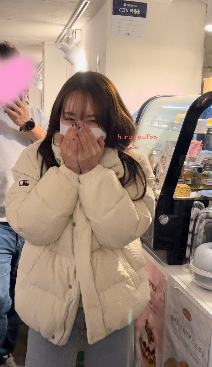 hiruneulbo's tweet photo. 너무 행복해보여 완전귀여워ㅜ 진짜 생일축하해!!💓 

#마시로 #시로짱봐줘 https://t.co/fMRP2FjDoF