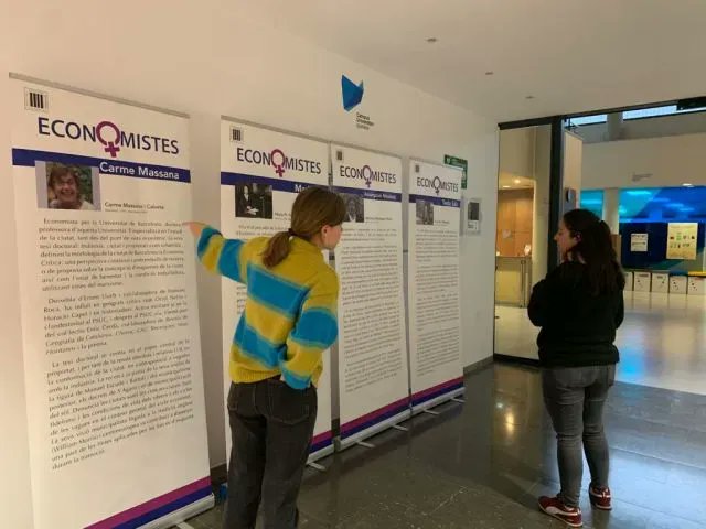 SCE_IEC's tweet photo. El 13 de desembre vàrem inaugurar l'exposició #DonesEconomistes al @campusigualada, una exposició impulsada per @economistescat i la @SCE_IEC del @iec. @VeuAnoia se'n va fer ressò de l'acte!👇https://t.co/HSk5y8KQWU https://t.co/LluQJqDwVQ