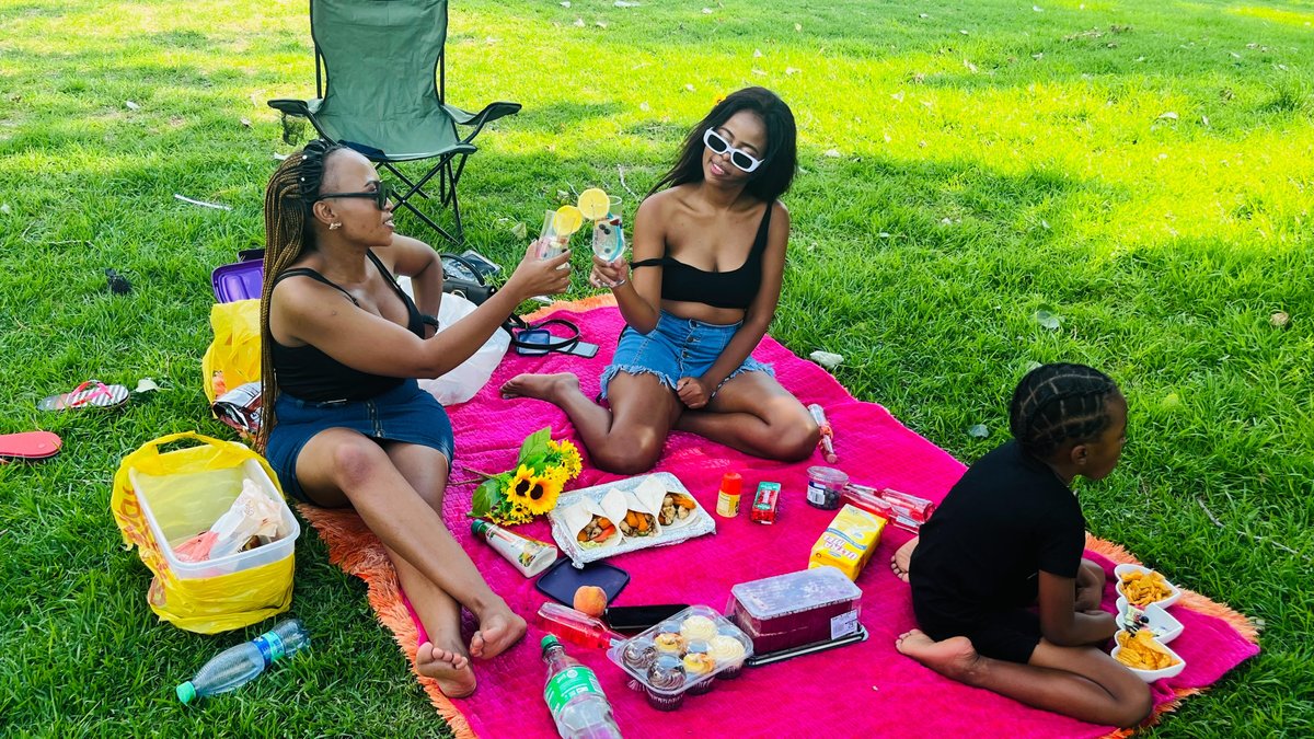 City_Ekurhuleni's tweet photo. A beautiful day to have fun in the sun with your loved ones. #Germiston Lake is open, bring your picnic blanket and braai stand. #SeeMoreCoE #CoESoGood #CoESummer https://t.co/AMEUOv3JEj