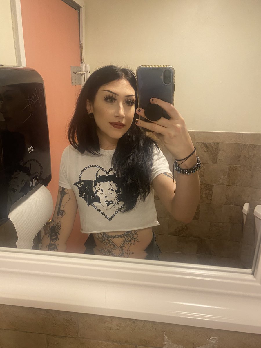 hellxbound_'s tweet image. Good evening