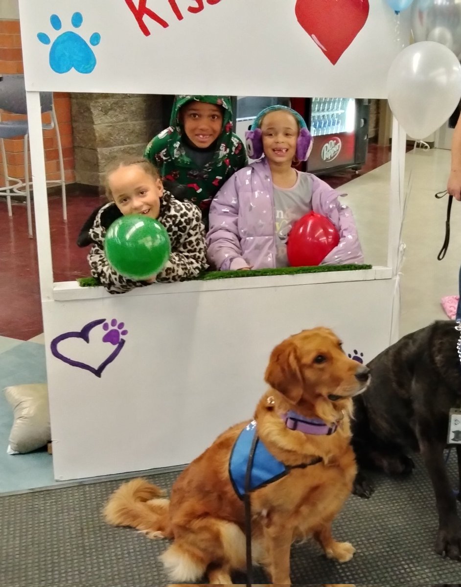 suptfinch's tweet image. Thnx to all of our HS students who helped younger students at our Winter Wonderland celebration before tonight's basketball game. Fun activities included arts &amp;amp; crafts, board games, &amp;amp; photos with the "Love on a Leash" dogs! Best wishes to all for a great winter break! ❄️ @WVSD208