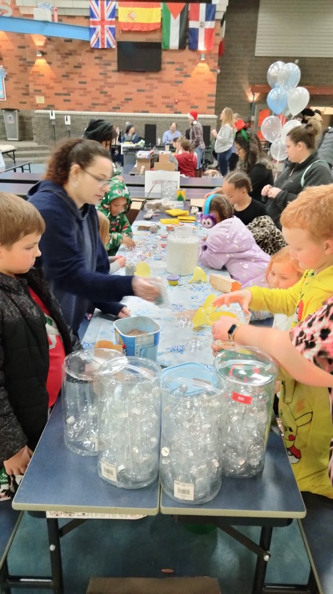 suptfinch's tweet image. Thnx to all of our HS students who helped younger students at our Winter Wonderland celebration before tonight's basketball game. Fun activities included arts &amp;amp; crafts, board games, &amp;amp; photos with the "Love on a Leash" dogs! Best wishes to all for a great winter break! ❄️ @WVSD208