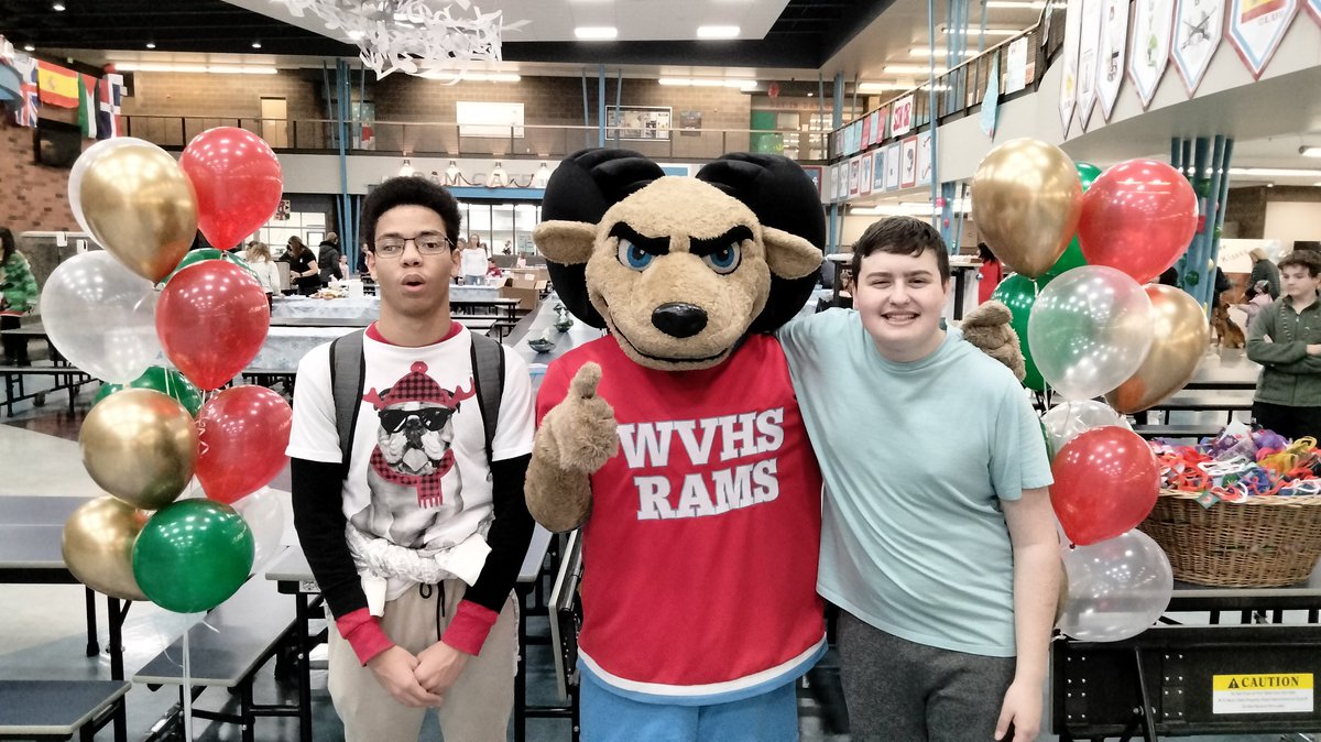 suptfinch's tweet image. Thnx to all of our HS students who helped younger students at our Winter Wonderland celebration before tonight's basketball game. Fun activities included arts &amp;amp; crafts, board games, &amp;amp; photos with the "Love on a Leash" dogs! Best wishes to all for a great winter break! ❄️ @WVSD208