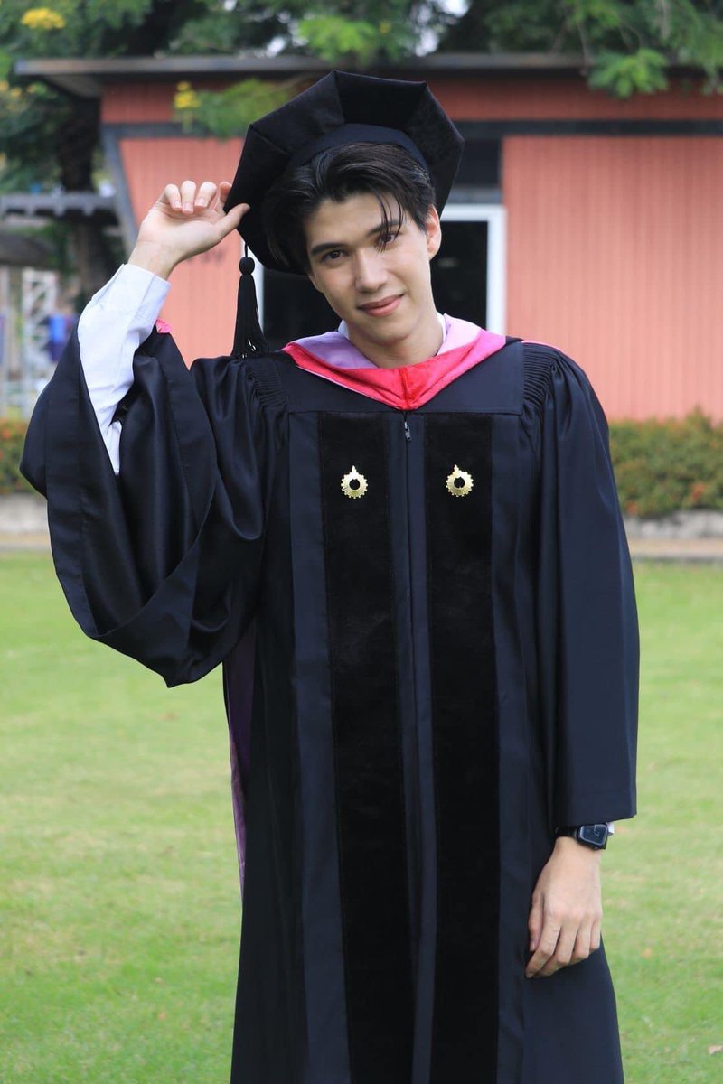 AllNews_th's tweet photo. จบแล้ว! ขอแสดงความยินดีกับ บัณฑิตป้ายแดง“เบน-เบญจมินทร์ เบรเซียร์" พระเอกหนุ่มจาก  “2 Moons2 The Series” ที่ สำเร็จการศึกษาจาก  วิทยาลัยนานาชาติ คณะบริหารธุรกิจ มหาวิทยาลัยรังสิต

🔗 https://t.co/ws7VI3rNuO

#เบนจบแล้วนะ #BBen
#CongratulationsToBBen https://t.co/7X54f9lJ8f