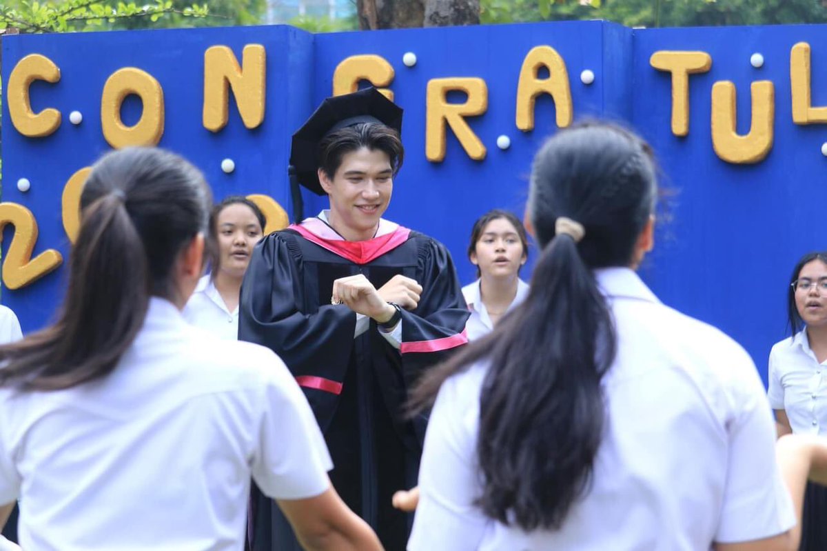 AllNews_th's tweet photo. จบแล้ว! ขอแสดงความยินดีกับ บัณฑิตป้ายแดง“เบน-เบญจมินทร์ เบรเซียร์" พระเอกหนุ่มจาก  “2 Moons2 The Series” ที่ สำเร็จการศึกษาจาก  วิทยาลัยนานาชาติ คณะบริหารธุรกิจ มหาวิทยาลัยรังสิต

🔗 https://t.co/ws7VI3rNuO

#เบนจบแล้วนะ #BBen
#CongratulationsToBBen https://t.co/7X54f9lJ8f