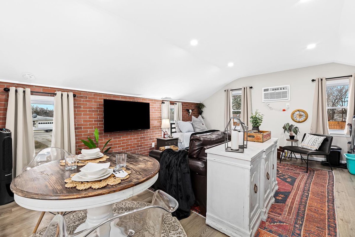 MJTraderPro's tweet image. Started 2022 with 5 furnished rentals

Just launched #30 today!!

My smallest apartment, only 350sqft

Our team crushed the design here…

Excited to bring it to market &amp;amp; see how she does 😎