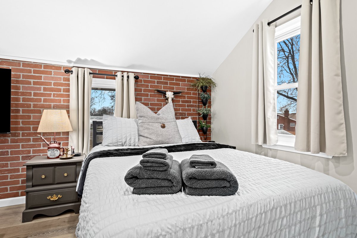 MJTraderPro's tweet image. Started 2022 with 5 furnished rentals

Just launched #30 today!!

My smallest apartment, only 350sqft

Our team crushed the design here…

Excited to bring it to market &amp;amp; see how she does 😎