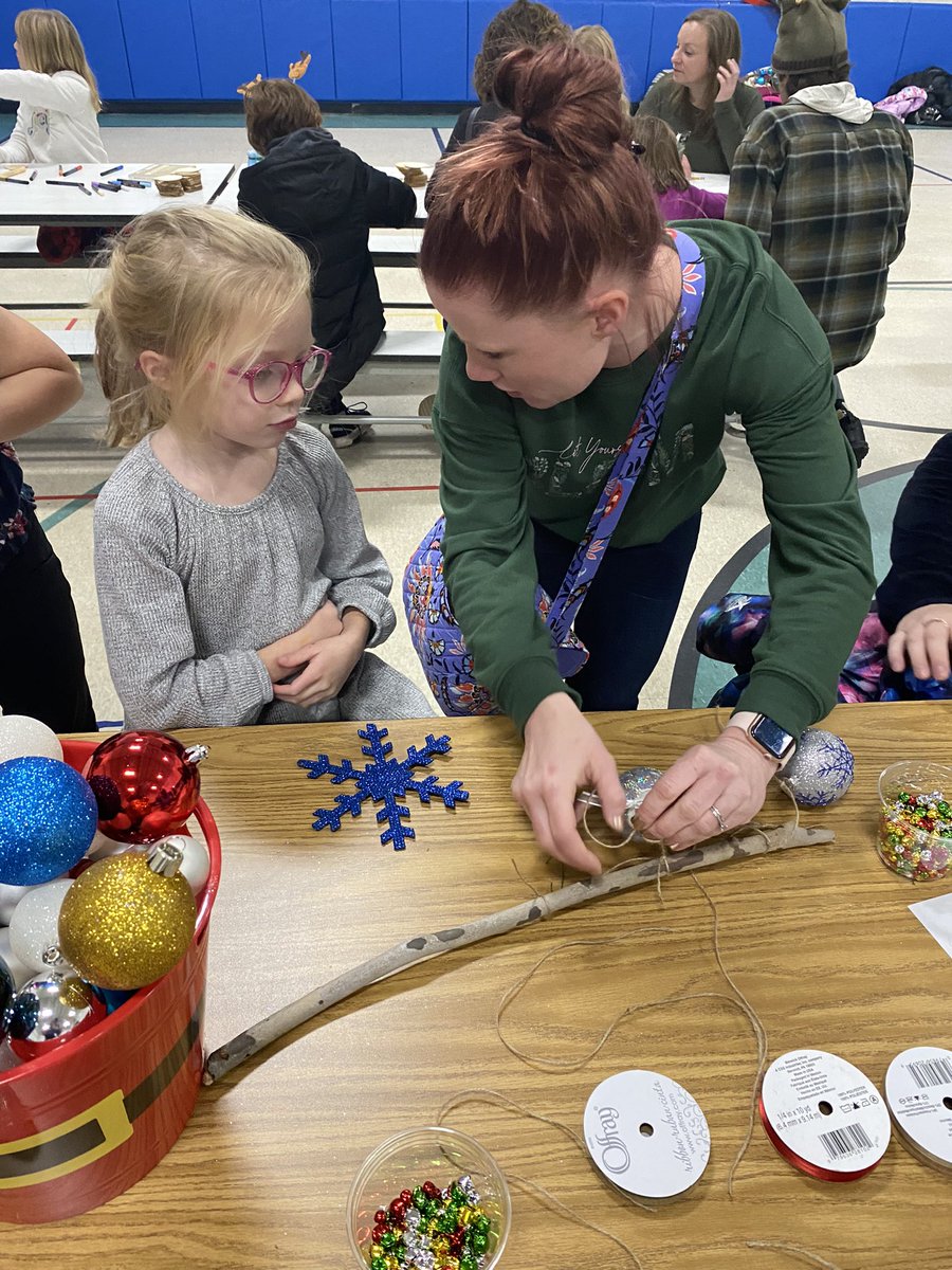 GigliottiVince's tweet photo. Angell PTA holiday craft night. What a blast! #angellisallthat #berkleydifference https://t.co/f3scUoH0f2