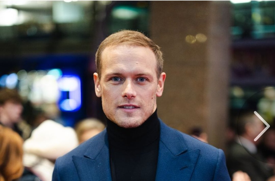zuserica's tweet photo. #samheughan 
#Waypoints 
#Glasgow 
#booksign
#sauchiehallstreet 

18 Dec @SamHeughan
Signs his first memoir waypoint book https://t.co/Zp8pq6ICDG