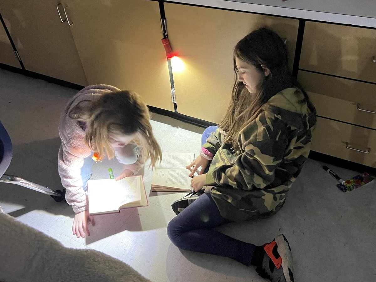 Aamar4th's tweet photo. We have had an exciting week in 4th grade and we ended it with a special Flashlight DEAR time. @mvesycsd @kdenny_ @JillGillikinAP https://t.co/q4A1TlaXi1