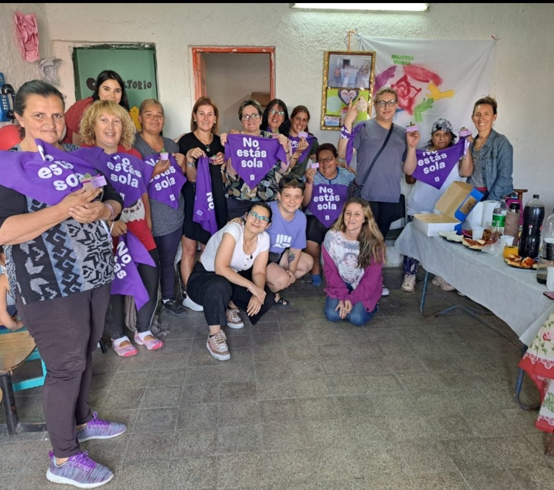 florencia208ok's tweet photo. Hermoso intercambio y despedida de año con la comisión barrial #19deabril #huertaartiguista #PlanABC #ComisionDeGenero #mujeresunidas #imm muchísimas gracias por todo el apoyo y el empuje hacia adelante #fortalecidas #empoderadas 💪💜 https://t.co/4z55idrSah