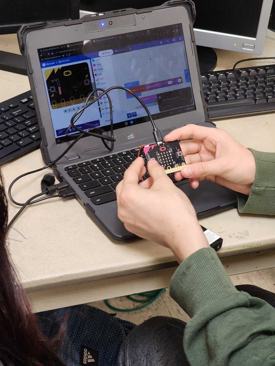 MrMaxwell1999's tweet image. #12daysofCode #HISDeCode #microbit #makecode #blocks #thermostate #CSforall #CelebrateProgress #PLTW @PLTWorg @texaspltw @HISD_Inst_tech #HISD #MMAFA #WeareMarshall @dpvils