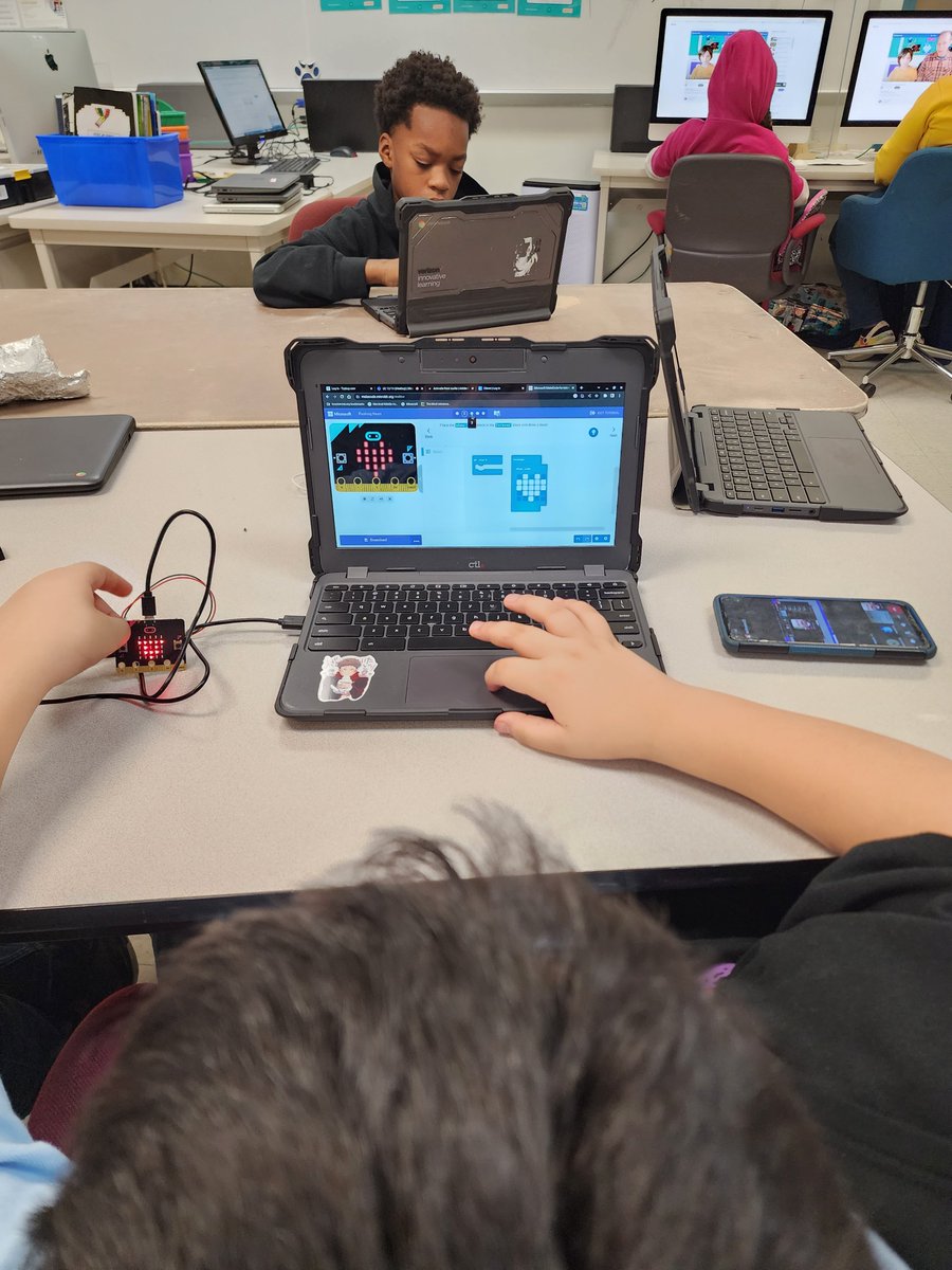 MrMaxwell1999's tweet image. #12daysofCode #HISDeCode #microbit #makecode #blocks #thermostate #CSforall #CelebrateProgress #PLTW @PLTWorg @texaspltw @HISD_Inst_tech #HISD #MMAFA #WeareMarshall @dpvils