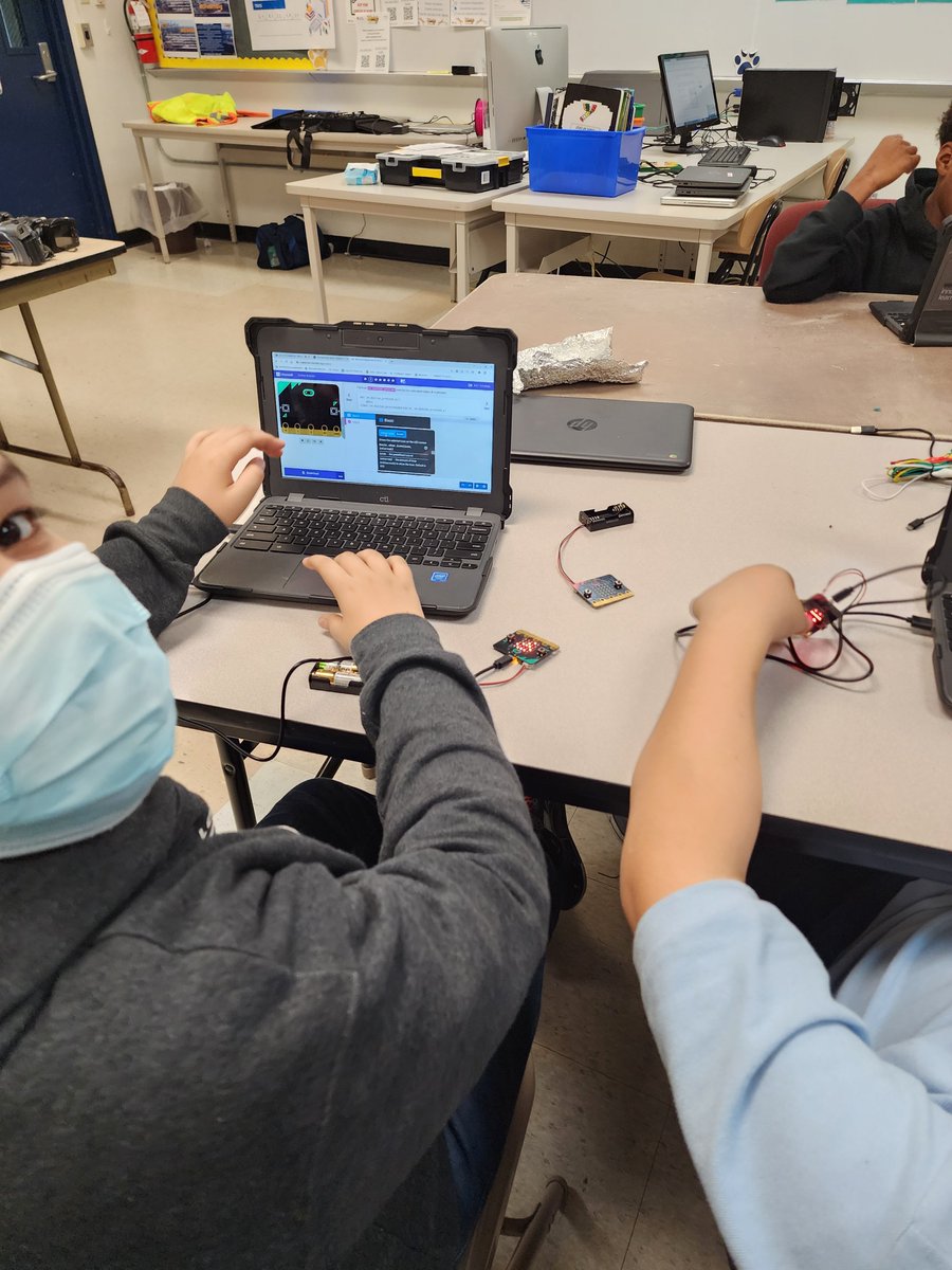 MrMaxwell1999's tweet image. #12daysofCode #HISDeCode #microbit #makecode #blocks #thermostate #CSforall #CelebrateProgress #PLTW @PLTWorg @texaspltw @HISD_Inst_tech #HISD #MMAFA #WeareMarshall @dpvils
