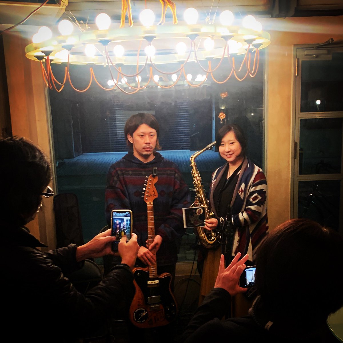 そして前回のシェドゥーヴルでのライヴではパンプキンスニーカーズで対バンしてくれたギターの塚さんも来てくれました!塚さんには出会った時から音楽と生き方に関して大切なことを学ばせてもらったので、この日はその溢れる愛をちゃんとお伝えできて良かったです。写真撮影される真顔とまん丸。