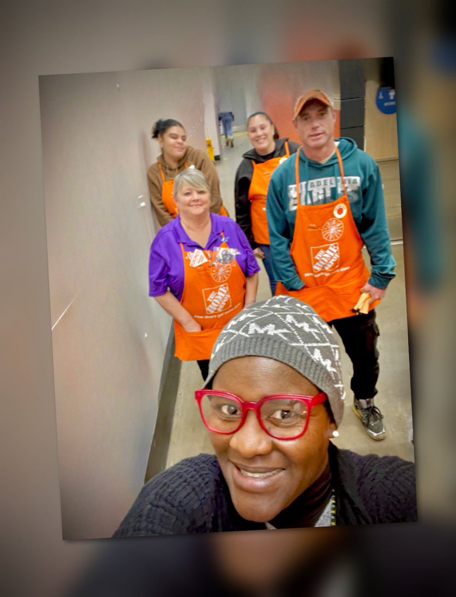 Kay Co - SM @kay897kong walking with new hires their first day on the floor showing 👐 them the ropes 🪢 & giving them all the support 🤲 to be successful with in their careers 🙏#DrivingCulture #YouMakeTheDifference