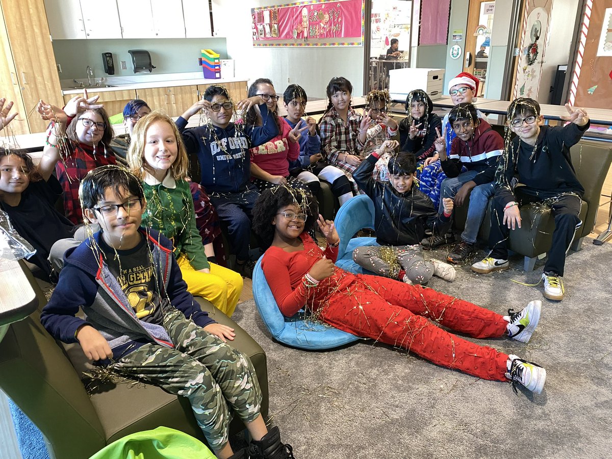 kellehers_class's tweet photo. My students did a RAK and passed on an item from a scavenger hunt to another teacher/class. It ended up being the grand prize winner. Today they got recognized for it with a little sparkle. https://t.co/cpIq6EJk73
