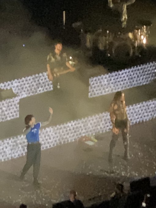 É REAL A PABLLO ESTÁ NO PALCO COM BMTH ISTO NAO É UM TESTE MEU DEUS