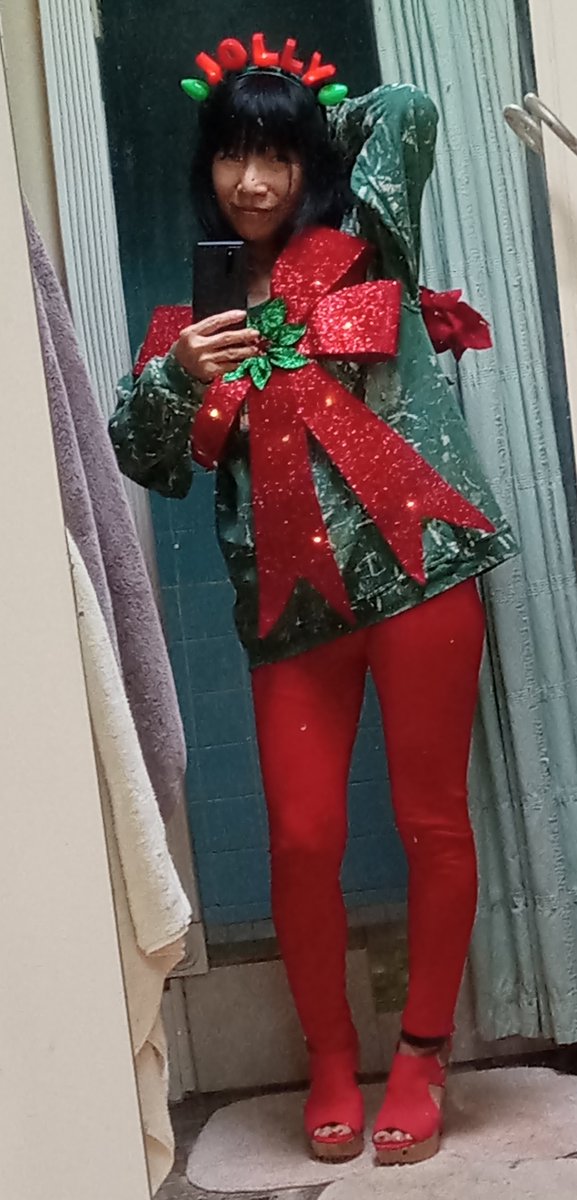 Mabel8ble4's tweet photo. Who says that I'm not Head over Heels for Santa 🎅 ?
😍😍😍😍😍
@mabel8ble @mabel8ble2 @mabel8ble3 #MabelAble #Fashion #Christmas #Xmas #UglySweater
贫下中农穿破衣 😭😭 Me------rry Christmas 😭🤣
🎄 https://t.co/i1v2Jflqqc