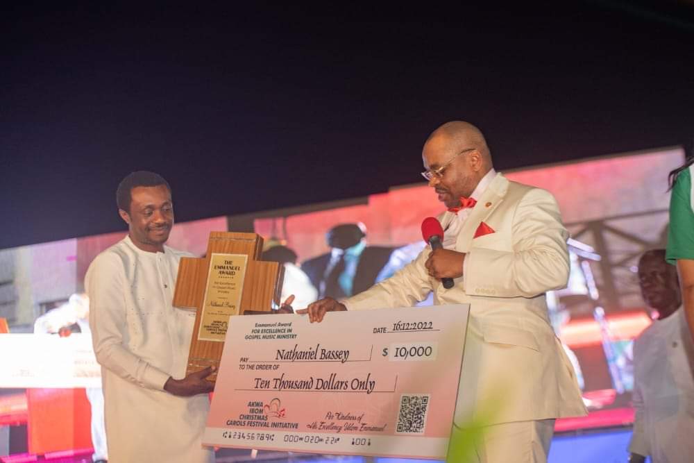 EmemIsongQota's tweet photo. The winner of the Maiden Edition of the Emmanuel Award is Pst. Nathaniel Bassey. Ten thousand dollars WON!
Pst. Bassey is the son of the soil.
His Hallelujah Challenge has continued to win souls from within and outside Nigeria.
#AKCAROLSFEST2022 
#ExpectMore https://t.co/oK9DqP9jQW