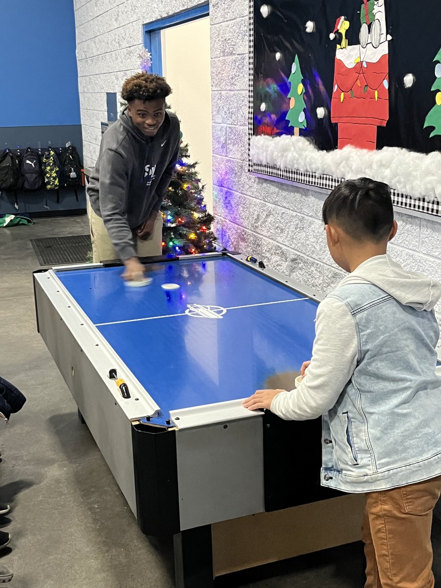 CSUSM_SAAC's tweet image. Another huge success because of your generosity in spreading holiday cheer! Thank you to everyone who has donated toys to the @boysgirlsclubsm 💙
HAPPY HOLIDAYS🎅🏼🧸🎄
-CSUSM SAAC
#bleedblue