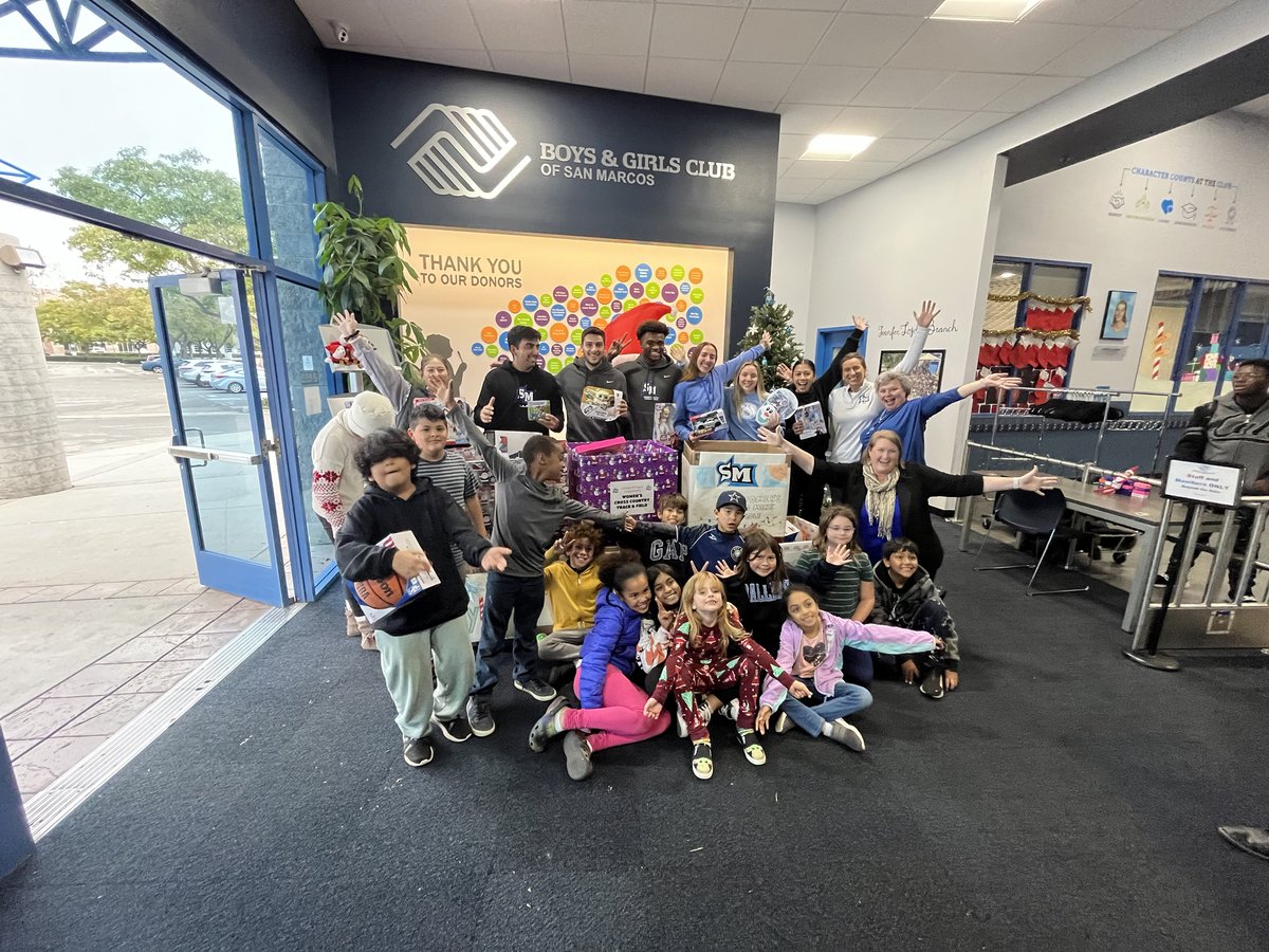 CSUSM_SAAC's tweet image. Another huge success because of your generosity in spreading holiday cheer! Thank you to everyone who has donated toys to the @boysgirlsclubsm 💙
HAPPY HOLIDAYS🎅🏼🧸🎄
-CSUSM SAAC
#bleedblue