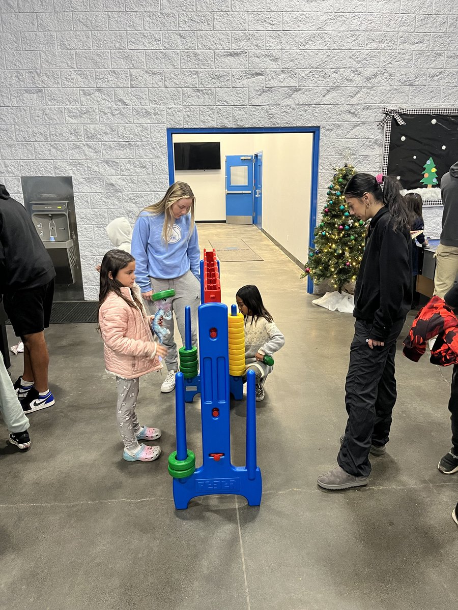 CSUSM_SAAC's tweet image. Another huge success because of your generosity in spreading holiday cheer! Thank you to everyone who has donated toys to the @boysgirlsclubsm 💙
HAPPY HOLIDAYS🎅🏼🧸🎄
-CSUSM SAAC
#bleedblue