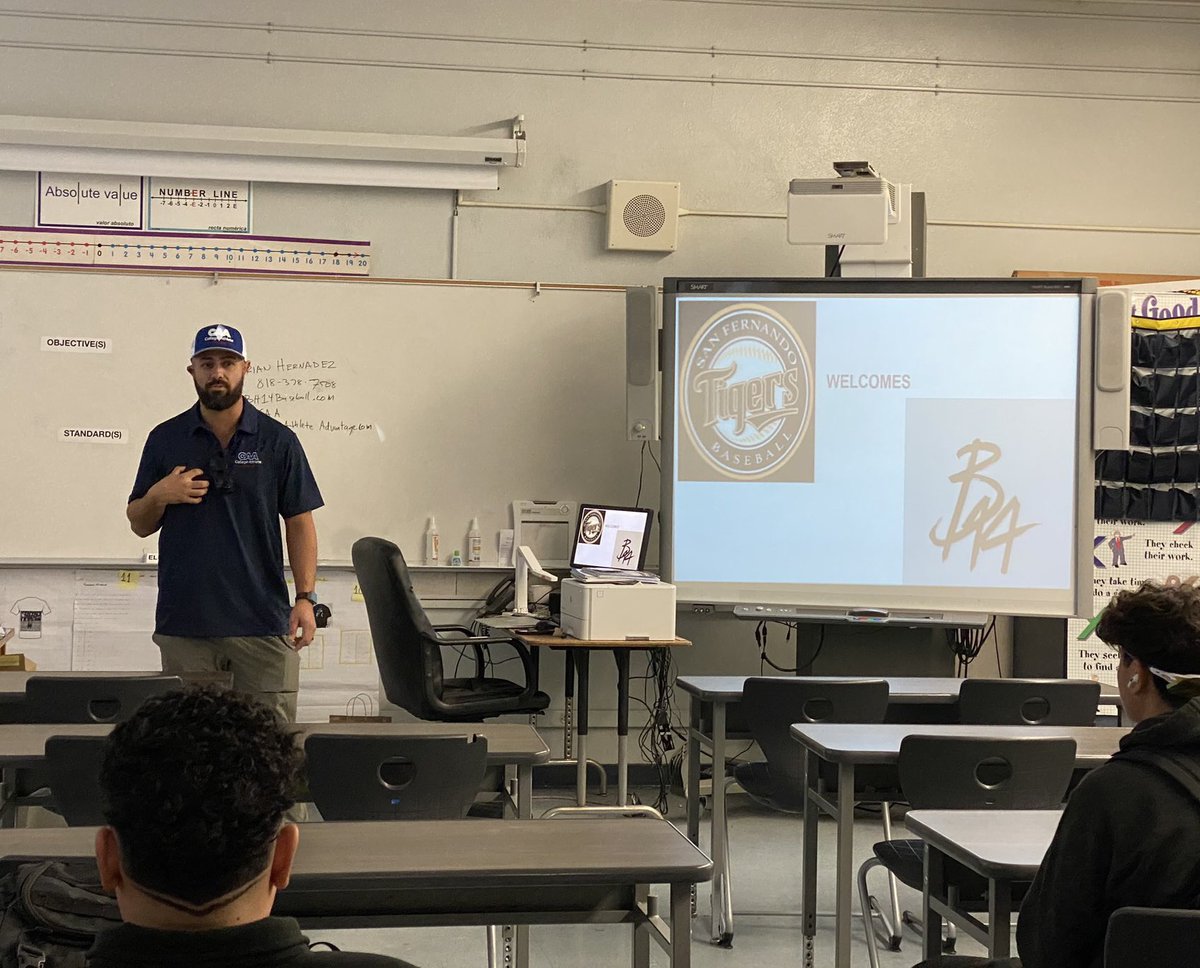 SFBaseball2022's tweet image. Big thank you to Brian Hernandez for stopping by to talk to our boys!! @brhern14