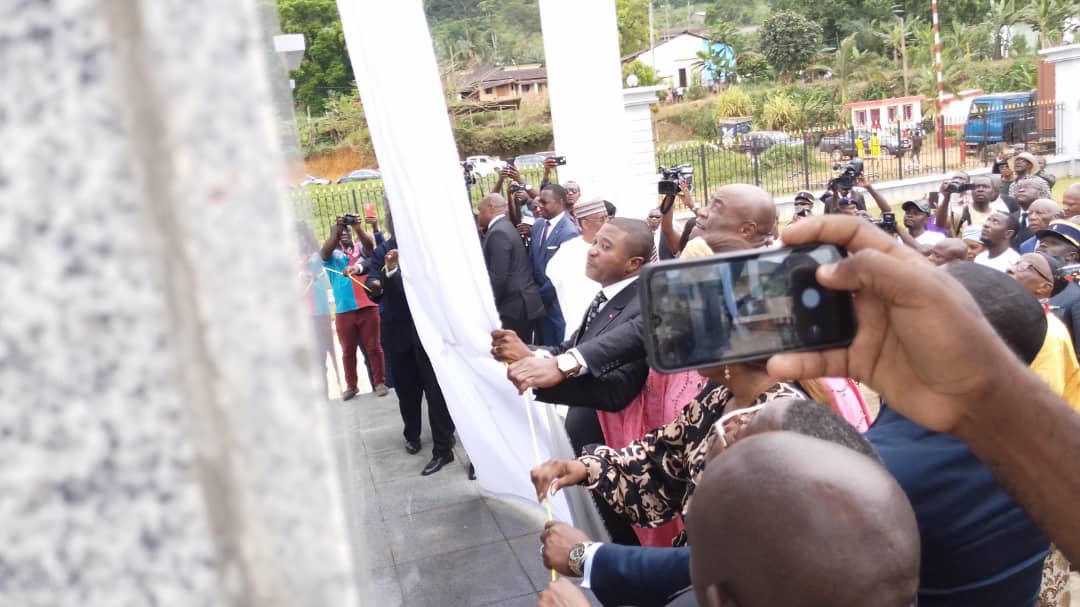 camertrans's tweet photo. Le Ministre des Transports, représentant personnel du Chef de l'État a inauguré ce 16 décembre 2022 la stèle érigée en mémoire des victimes de l'accident ferroviaire d'Eseka. https://t.co/klXI2MXq7m