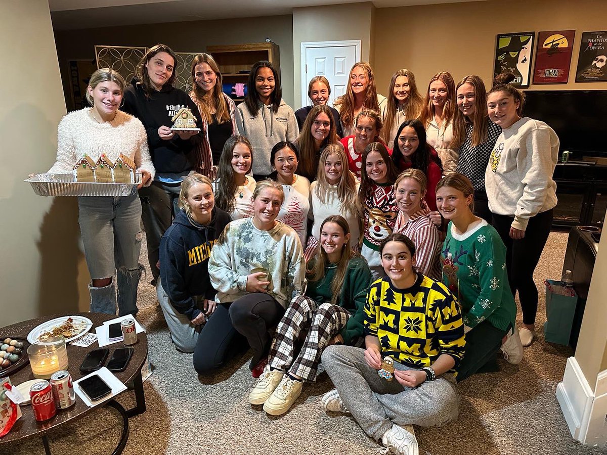 umichfldhockey's tweet photo. Happy Holidays! With love, Team 50 💌 #GoBlue #Team50 https://t.co/heO9FRv636