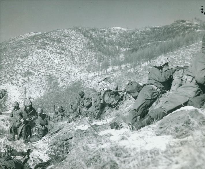 13 December 1950: The Battle of Chosin Reservoir ends. Photo from the USMC Archives: Marines clear a ridge, 6 Dec 1950. Infantry of RCT-7 moving up a ridge to clear it of enemy. From the Oliver P. Smith Collection, Marine Corps Archives & Special Collections. #usmc #frozenchosin