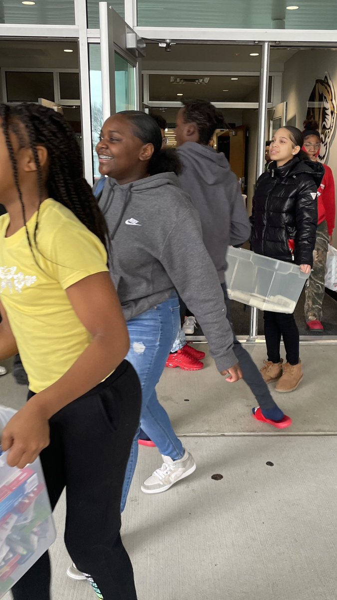 msjennymoreno's tweet photo. So proud of our school! Working together with our community is a blessing! @PLMSTigers #hygienedrive #LSSocialServices https://t.co/ESRNb1xBVY