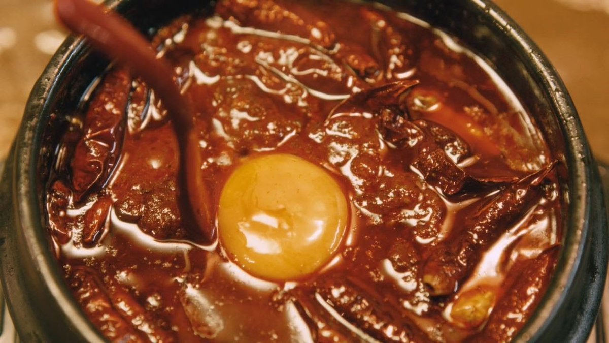 Ashsukamakan's tweet photo. CERITA PALING SESUAI UNTUK AKU 😂😂 | NETFLIX 

Pasal lelaki yang belajar makan pedas dari awal sehingga tahap kepedasan maksimum 🌶️🌶️🔥🔥 Suka tengok scene masak &amp; makan yang diketengahkan buat aku terliur haha 👍🏻👍🏻 ( Btw ini JDrama ya 🙏 ) https://t.co/UAbaXQT44L