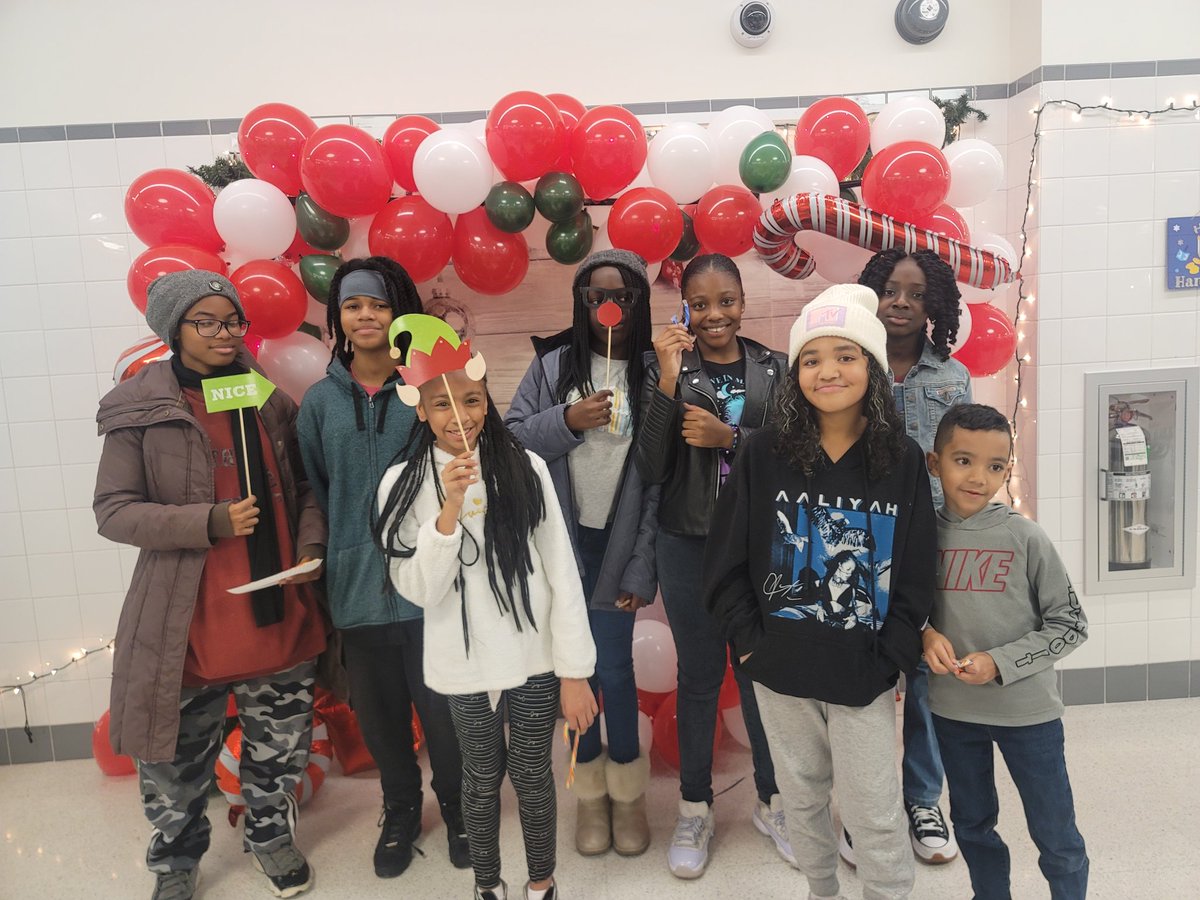 TYWLSofSI's tweet photo. Family fun night was a success! The TYWLS PTA planned a night filled with crafts, music, fun, raffles, candy canes, pizza and Santa Claus even came to visit from the North Pole! @DrMarionWilson @CChavezD31 @StudentLeadNet https://t.co/bWdLs20i9Q
