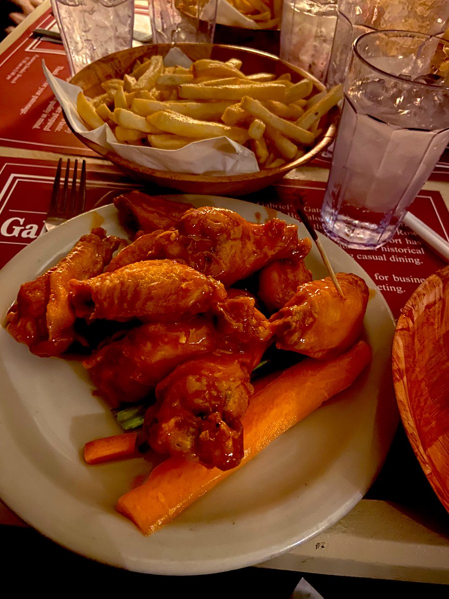 PSchrags's tweet photo. Well, @gmfb … @JasonMcCourty and I made it out for some wings in Buffalo. 

GABRIEL’S GATE… tremendous. https://t.co/DxIj2LxuXn
