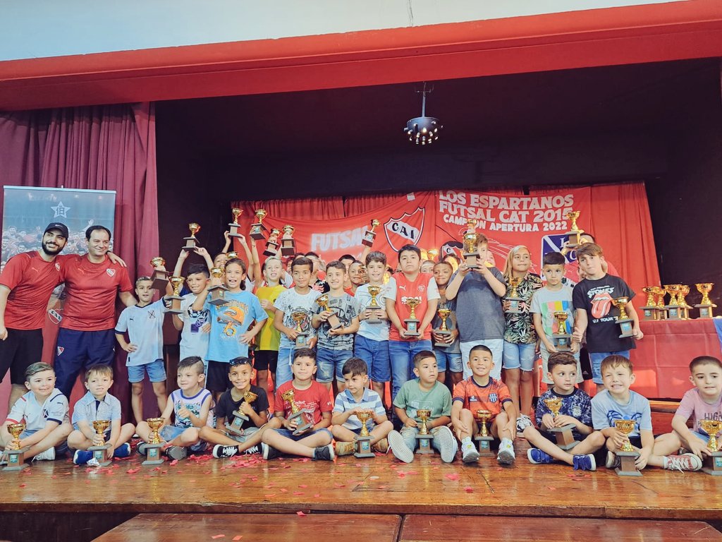 RGaleani's tweet photo. Cerramos un gran año con las #Promocionales de #Futsal ⚽ de @Independiente. 🔴

Gracias a los chicos, a mi amigo @Diemorete y a todxs lxs que acompañaron y reconocieron nuestro trabajo en un contexto muy adverso.

En el 2023, siempre por más. 🤩 https://t.co/uj81heqxIO
