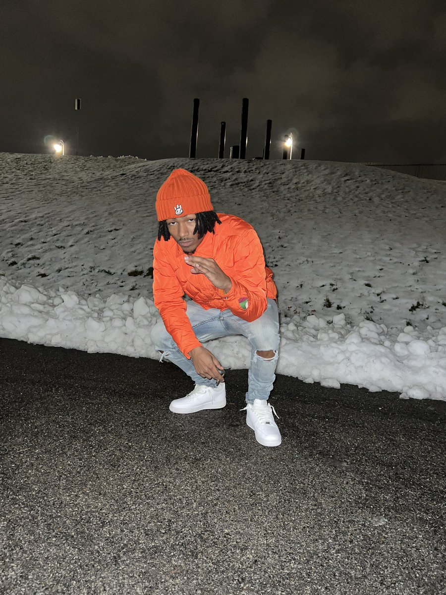 PesosSwiff's tweet photo. Securing The Bag & Not Asking For Shit ☄️💯 #Trapsanta #FTE https://t.co/W1N48VH4eH