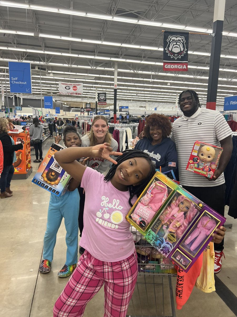 Georgia OL Micah Morris used his NIL money to purchase 100+ Christmas presents for those in need. He spent Friday night supporting family’s from the Boys and Girls Club of Athens. This is powerful example of how NIL can be used for good. 🎁