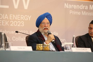 airnewsalerts's tweet photo. Union Minister @HardeepSPuri addresses curtain raiser press conference on India’s flagship Energy Event, India Energy Week 2023 in #Bengaluru; says  India is looking forward to setting up international biofuel alliance under India’s #G20 presidency. 

#IndiEnergyWeek https://t.co/56aXI7qR4x