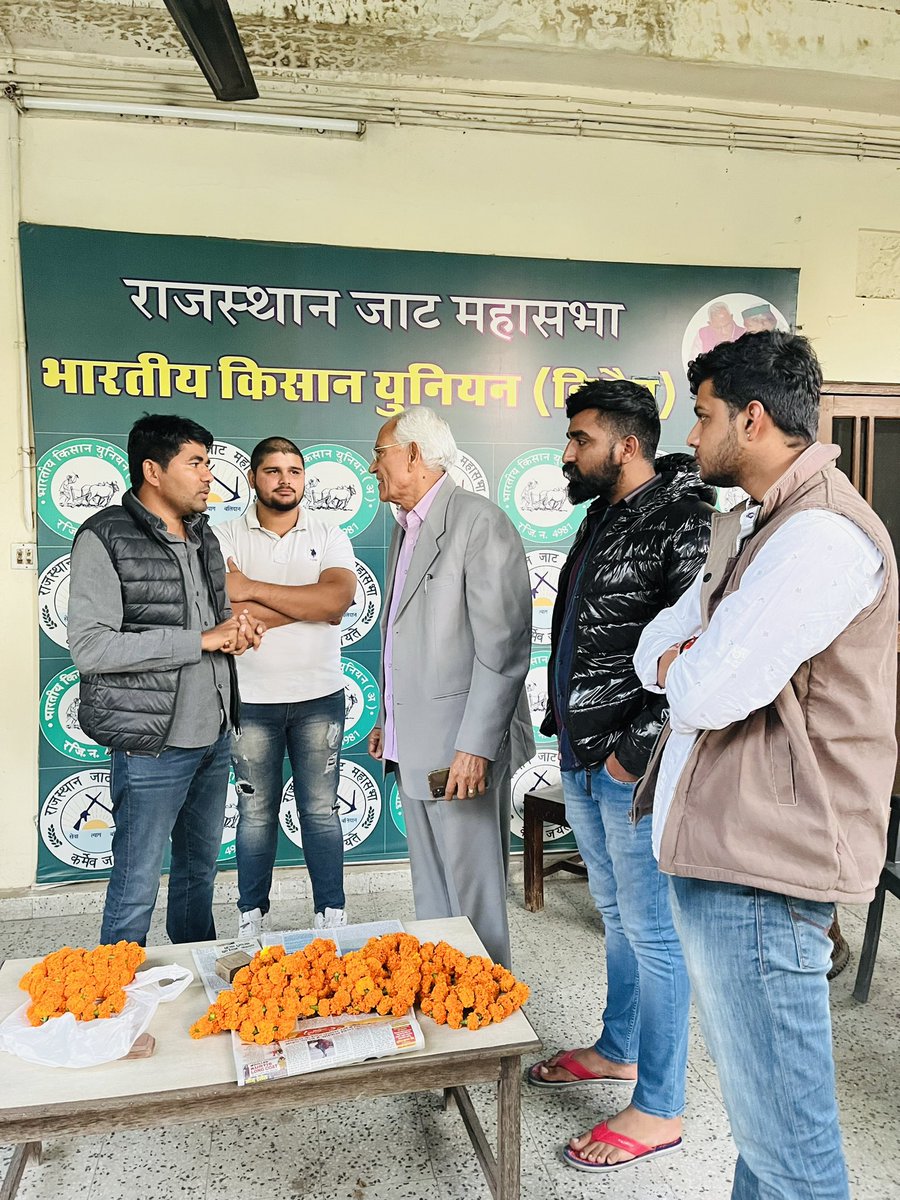 राजस्थान जाट महासभा के प्रदेश अध्यक्ष￼ आदरणीय ￼राजाराम मील जी उनके जयपुर आवास पर युवा साथियों के साथ मुलाकात की ।
