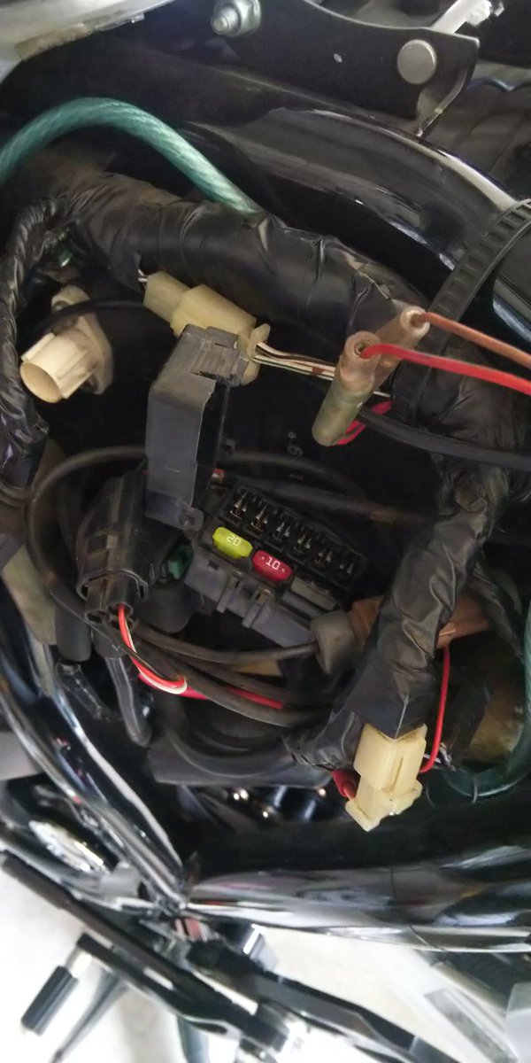 ヒューズ交換して試走。
一番分かるのはドンツキが減った事。
パワー感は変わったのか分からないけど、エンジンの回り方に力強さを感じる。
壁に反射するライトも明るくなってる様に思う。