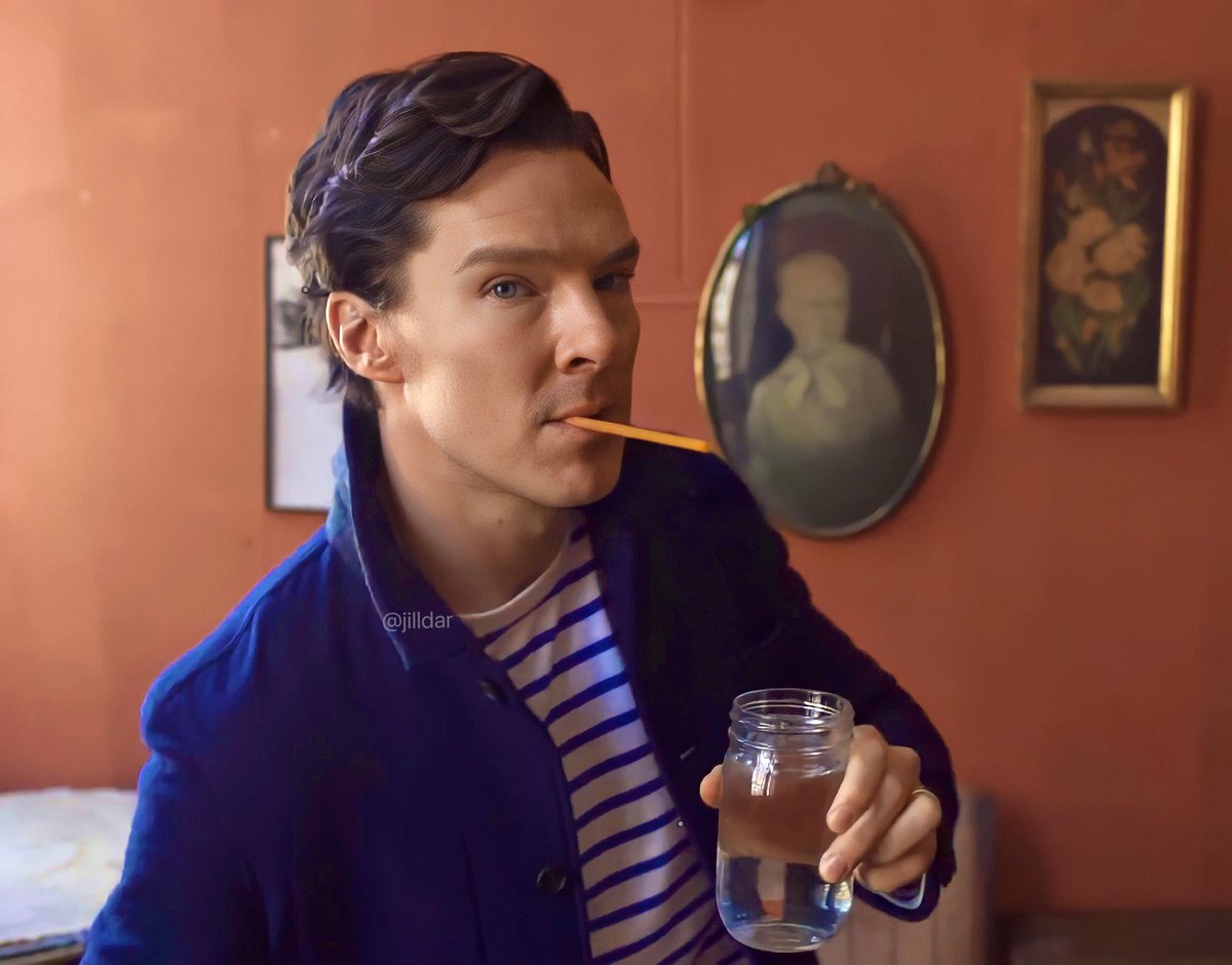 JilldarB's tweet image. Look at that bloody jawline! And the way he looks at the camera!
Looks like he’s alluring your soul into his multiverse!
#BenedictCumberbatch